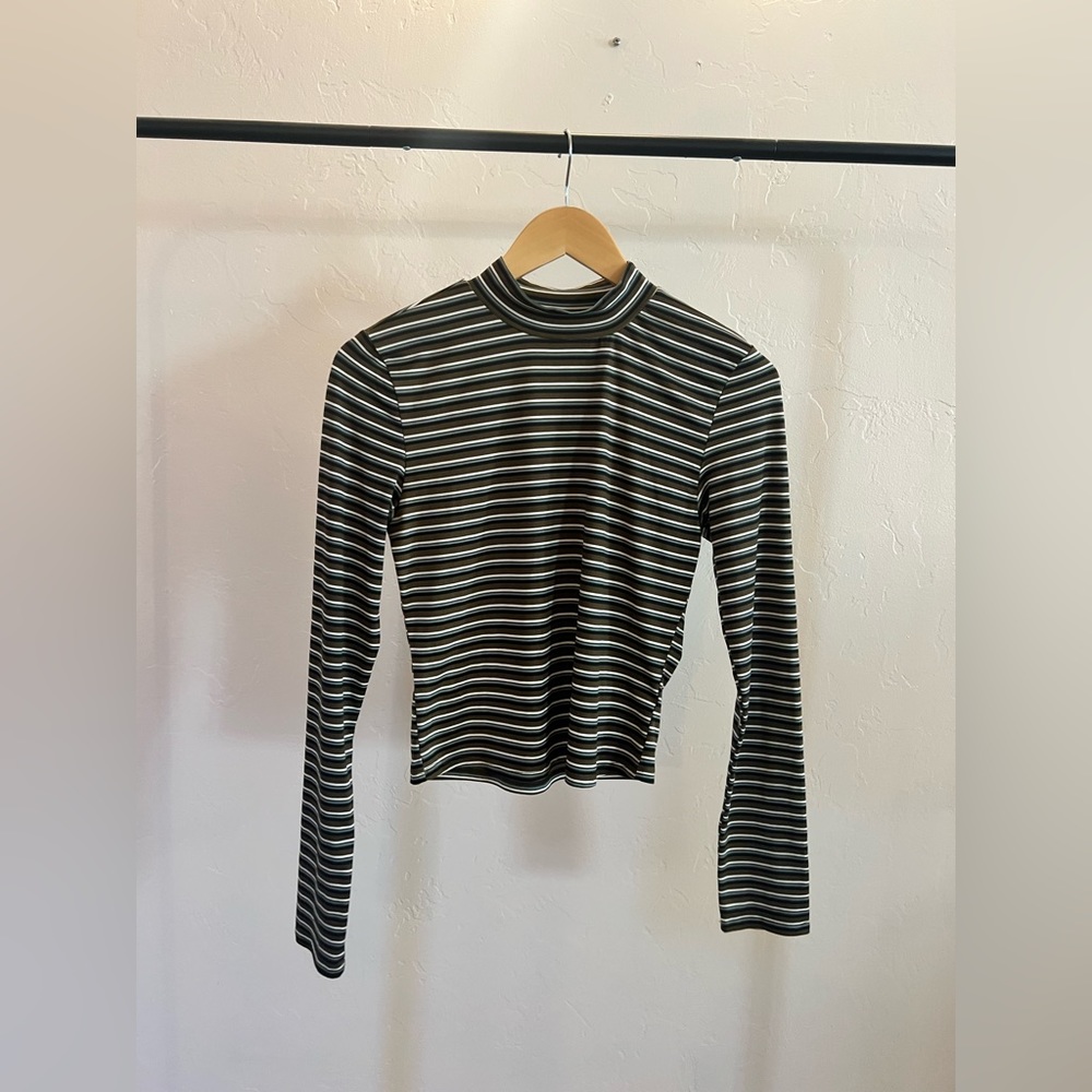 Active USA Long Sleeve Crop Top, Size Medium